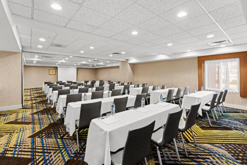 Holiday Inn Express Hotel & Suites Sumner image