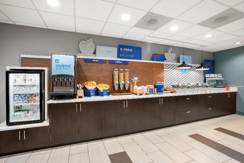 Holiday Inn Express Hotel & Suites Sumner image