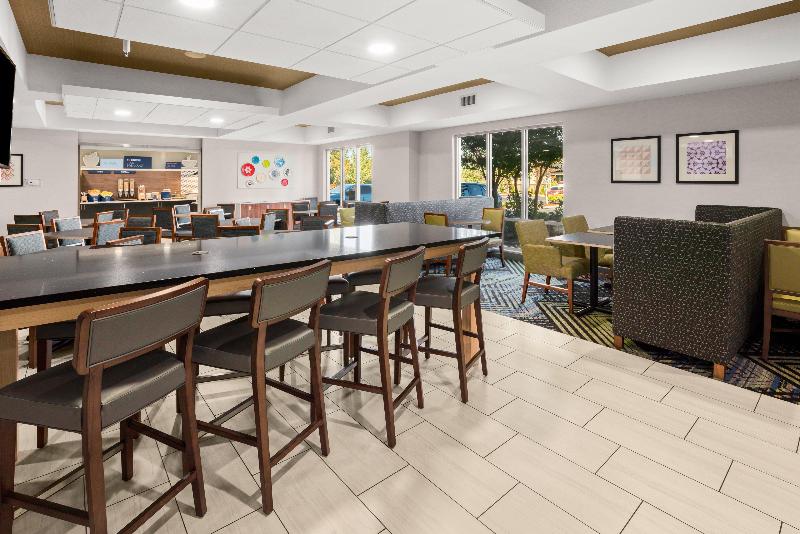 Holiday Inn Express Hotel & Suites Sumner image