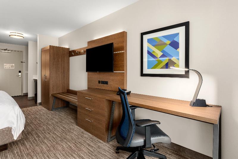 Holiday Inn Express Hotel & Suites Sumner image