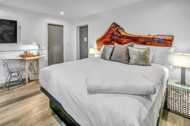 Sundial Motel image