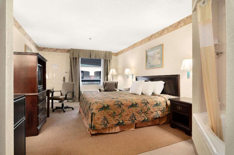 Days Inn And Suites by Wyndham Savannah Gateway