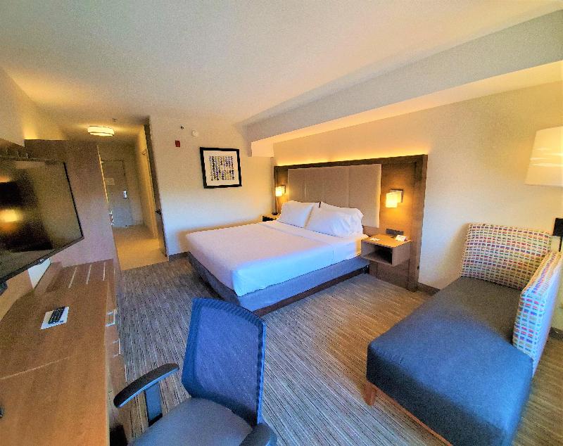Holiday Inn Express and Suites Seattle North - Lyn — photo 45