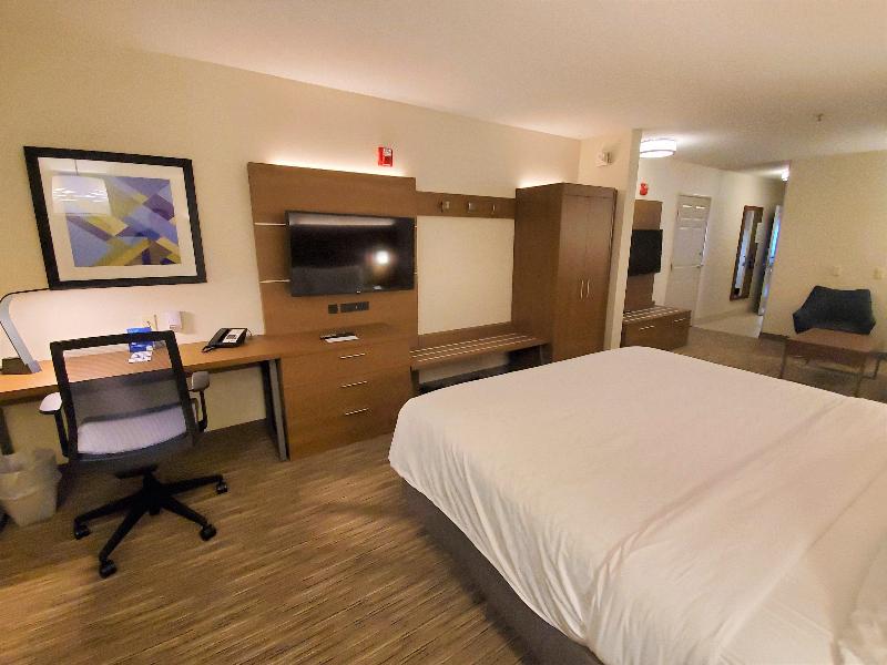 Holiday Inn Express and Suites Seattle North - Lyn — photo 24