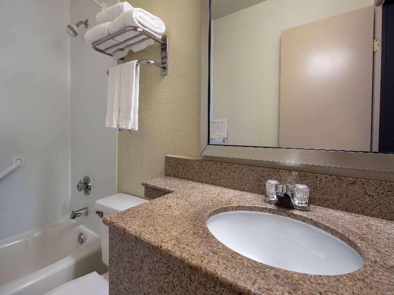 Days Inn By Wyndham Encinitas Moonlight Beach image