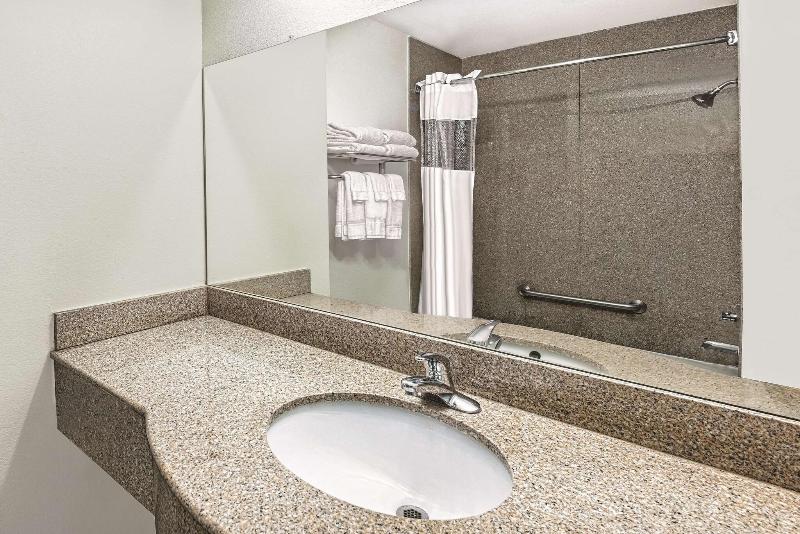 La Quinta Inn & Suites Stephenville image