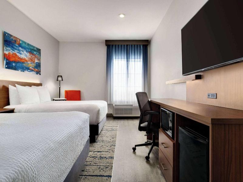 La Quinta Inn & Suites Stephenville image
