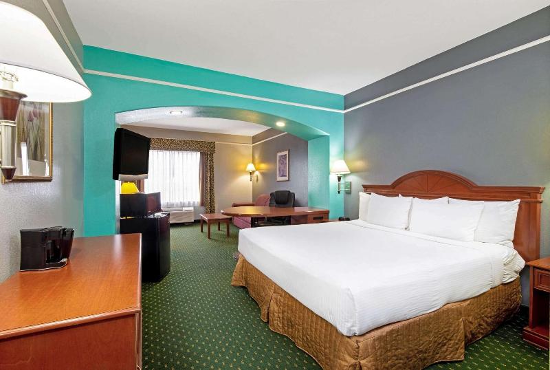 La Quinta Inn & Suites Stephenville image