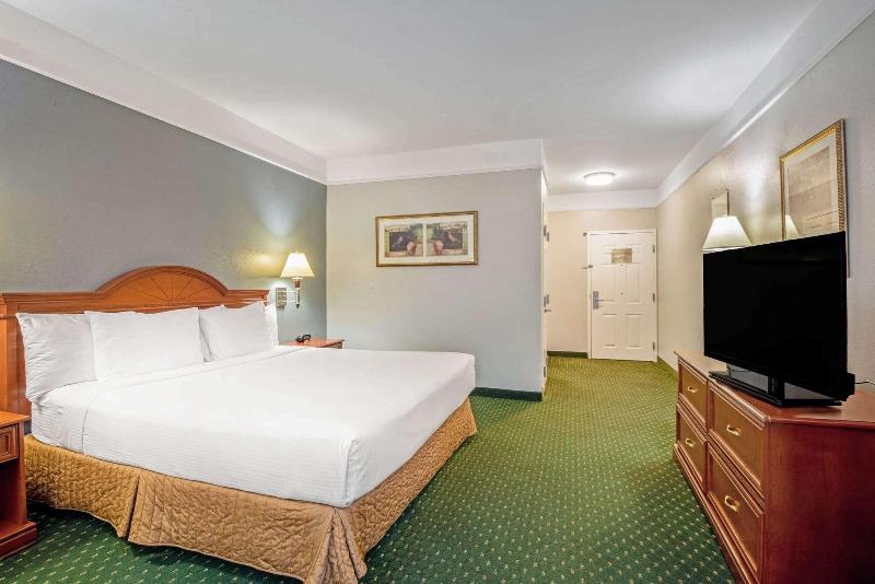 La Quinta Inn & Suites Stephenville image