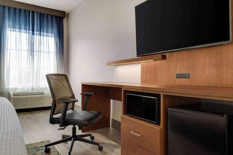 La Quinta Inn & Suites Stephenville image