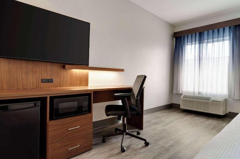 La Quinta Inn & Suites Stephenville image