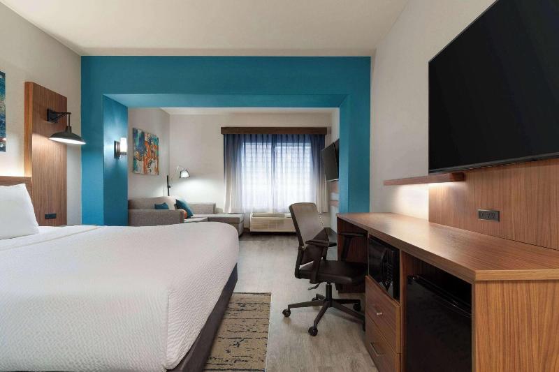 La Quinta Inn & Suites Stephenville image