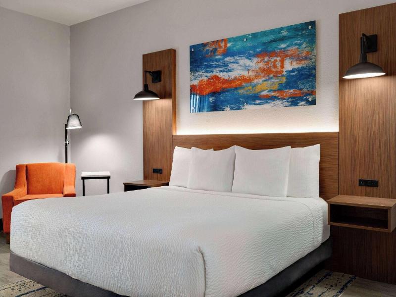 La Quinta Inn & Suites Stephenville image