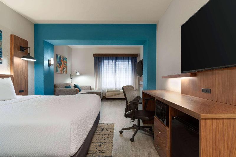La Quinta Inn & Suites Stephenville image
