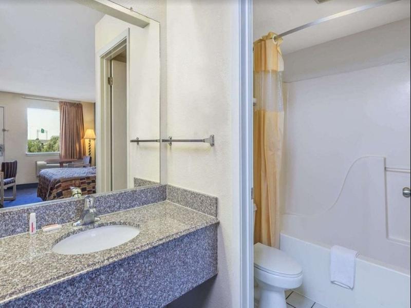 Days Inn By Wyndham San Antonio image
