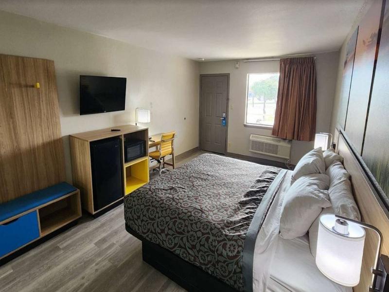 Days Inn By Wyndham San Antonio image