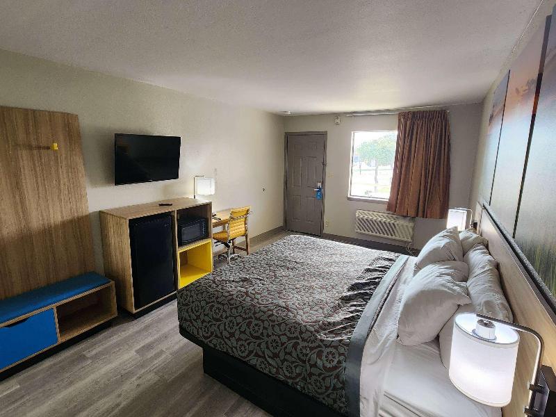 Days Inn By Wyndham San Antonio image