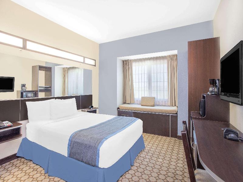 1 Queen Bed, Mobility/Hearing Accessible Suite, Roll-In Shower, Non-Smoking