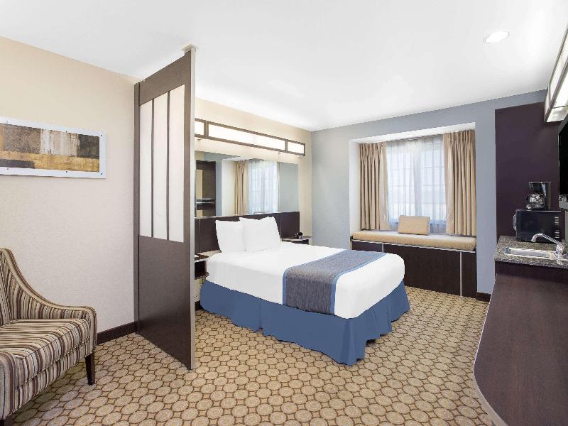 1 Queen Bed, Mobility/Hearing Accessible Suite, Tub w/ Grab Bars, Non-Smoking
