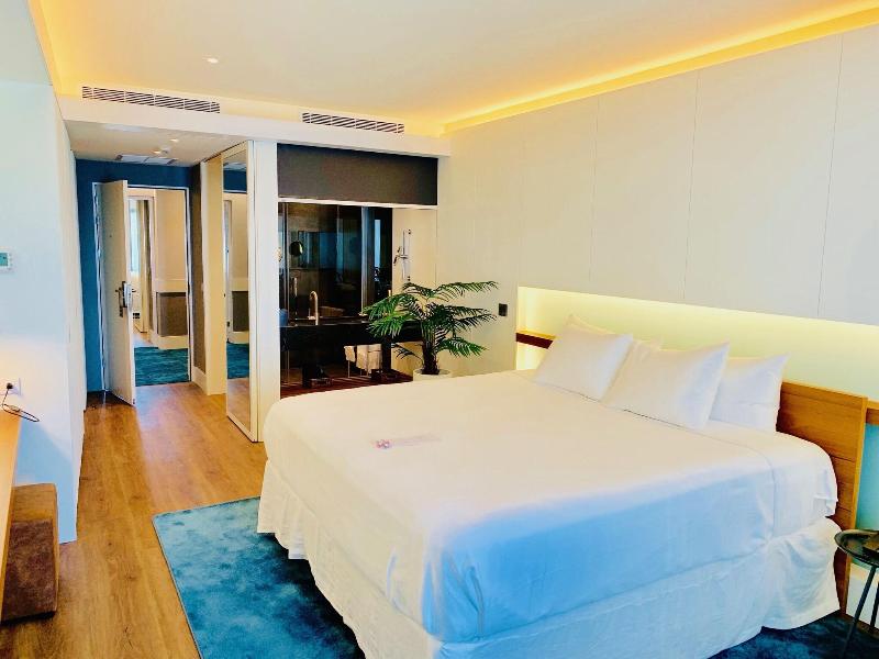 Holland House Beach Hotel image