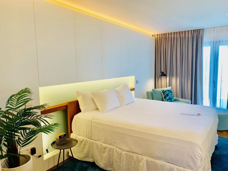 Holland House Beach Hotel image