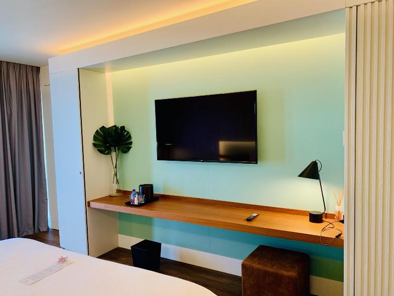 Holland House Beach Hotel image