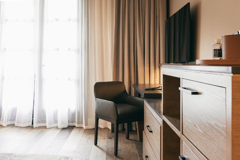 Bellevue Club Hotel image