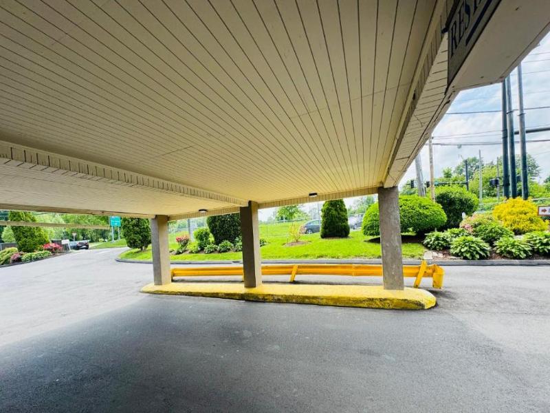 Red Carpet Inn Stamford — general view