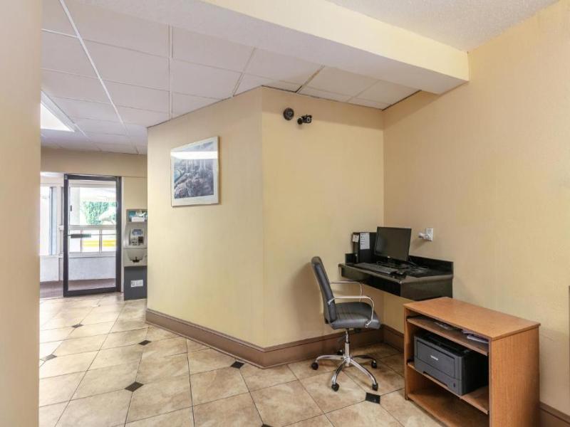 Red Carpet Inn Stamford image