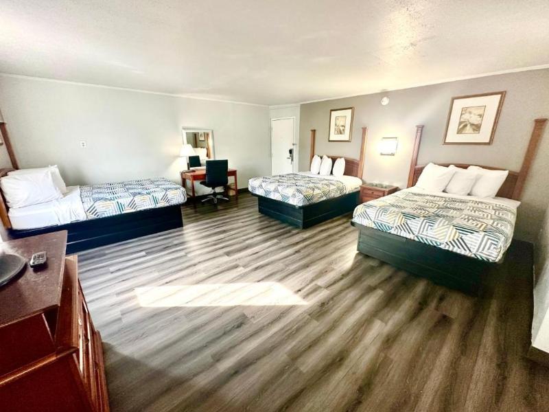 Red Carpet Inn Stamford image