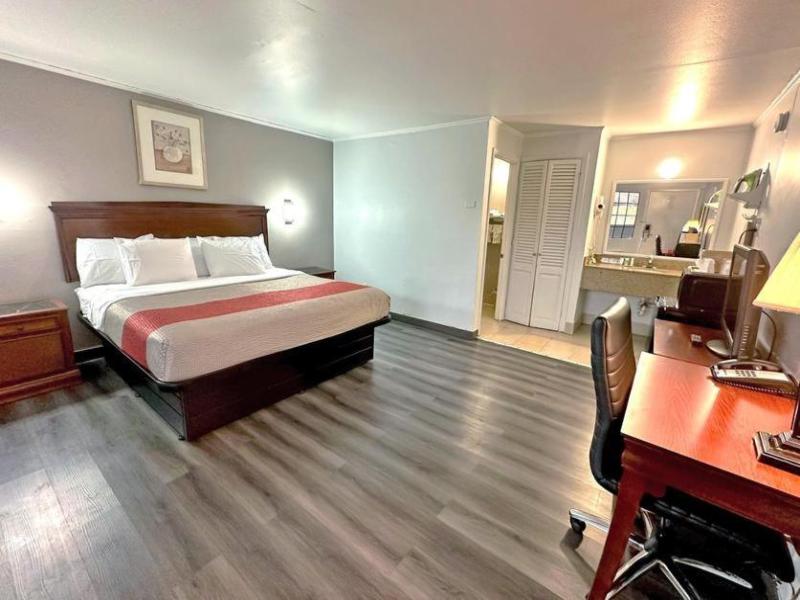 Red Carpet Inn Stamford image