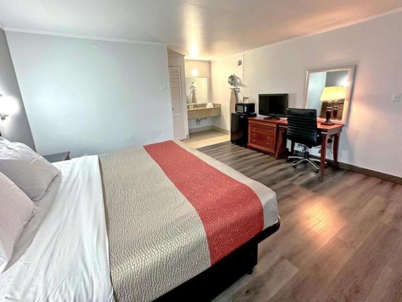 Red Carpet Inn Stamford image