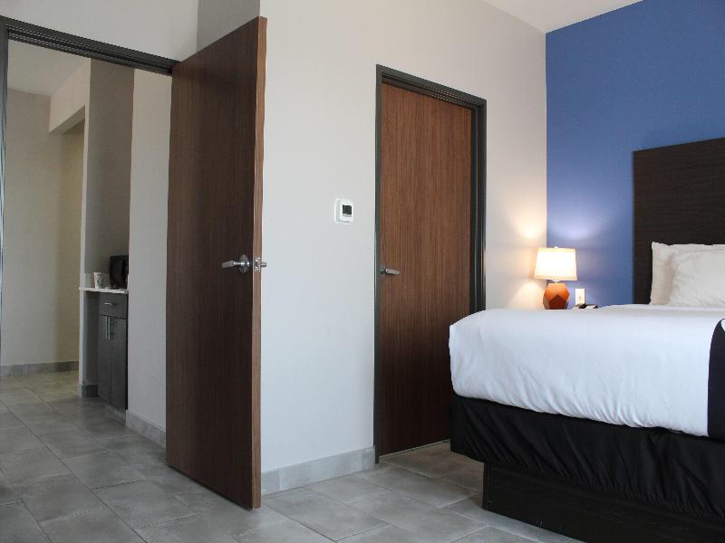 La Quinta Inn & Suites Schertz image