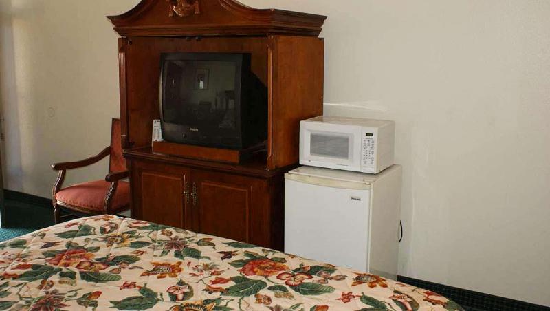Hwy.Express Inn & Suites image