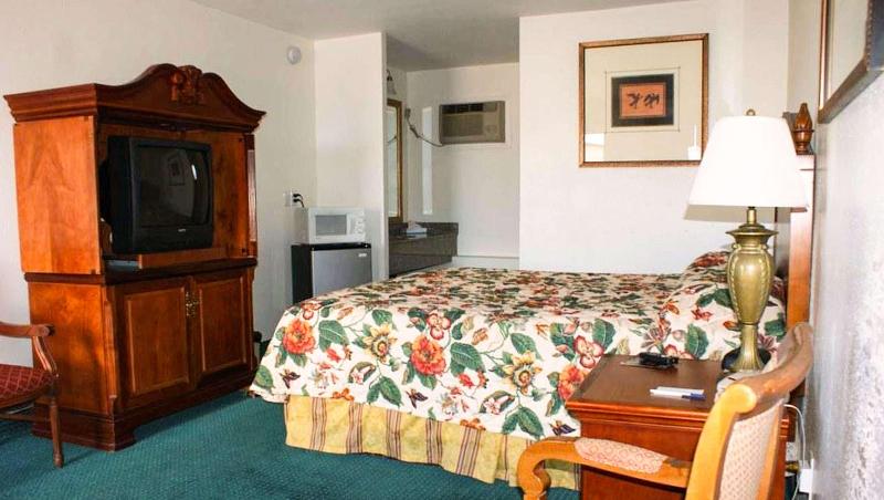 Hwy.Express Inn & Suites image