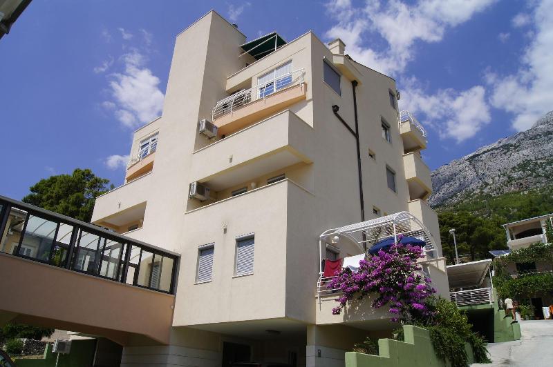 Putnik Apartments image