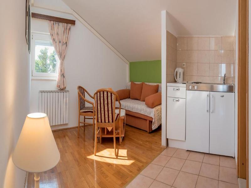 Putnik Apartments image