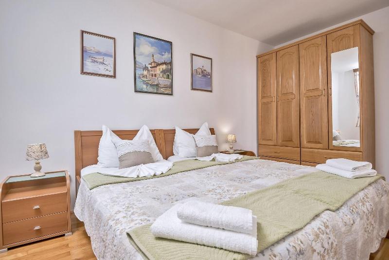 Putnik Apartments image