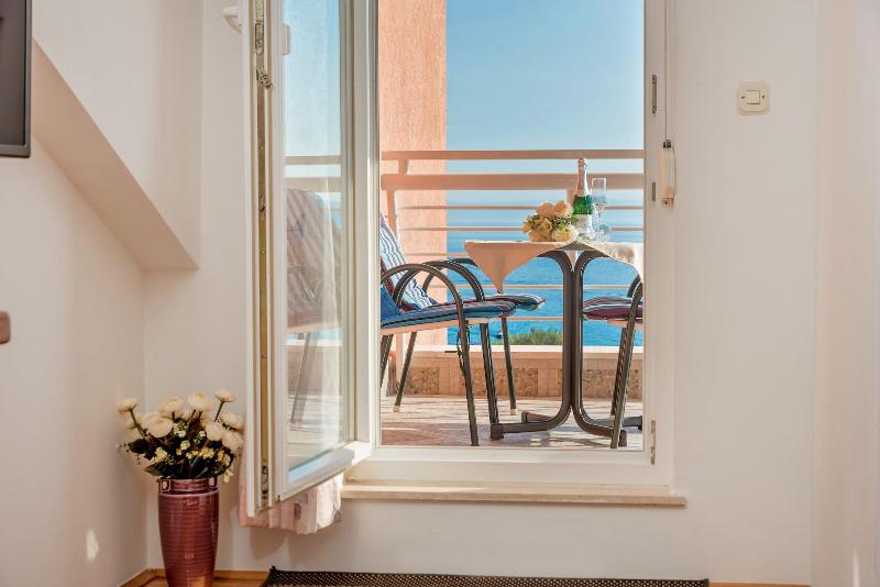 Putnik Apartments image