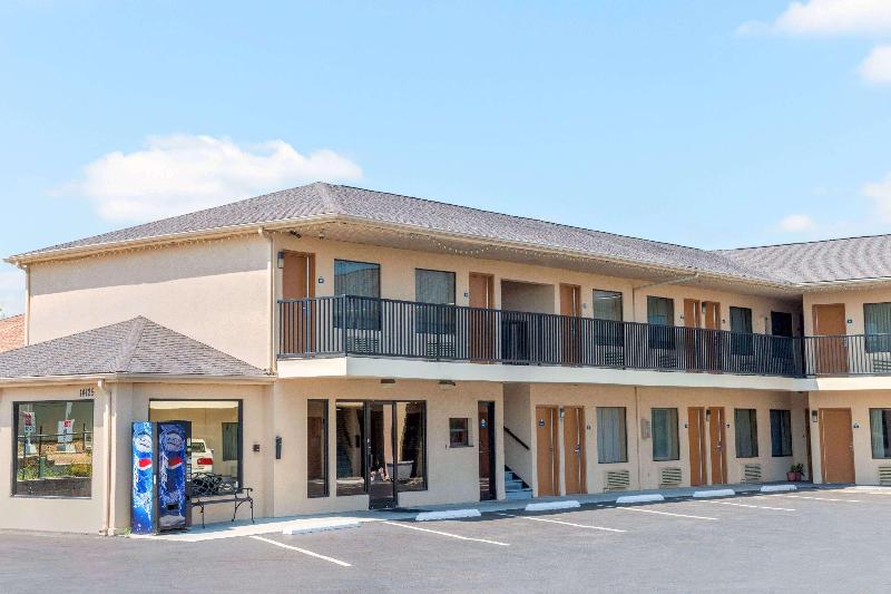 Days Inn by Wyndham St Robert Waynesville image