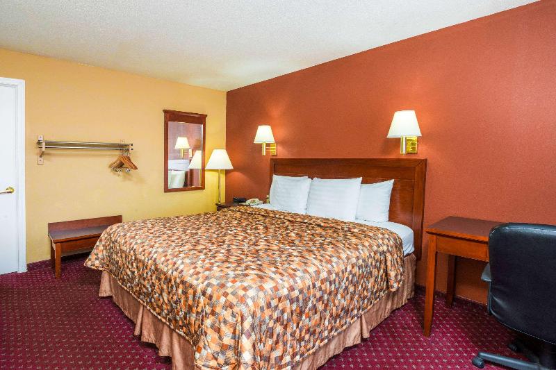 Days Inn by Wyndham St Robert Waynesville image
