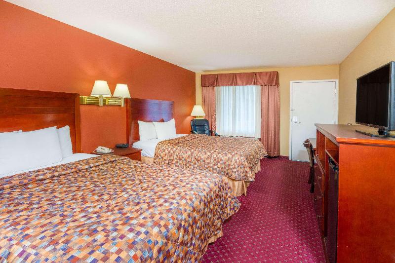 Days Inn by Wyndham St Robert Waynesville image