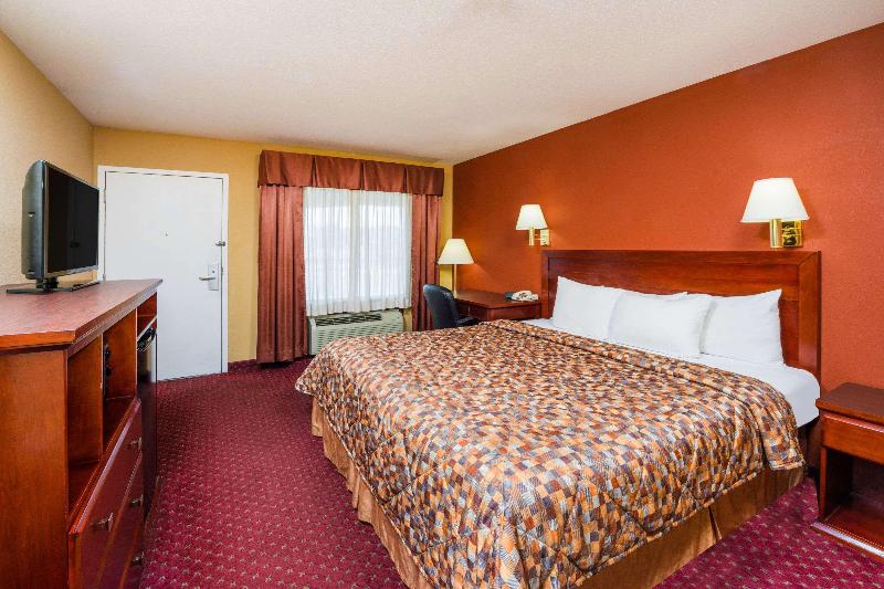 Days Inn by Wyndham St Robert Waynesville image
