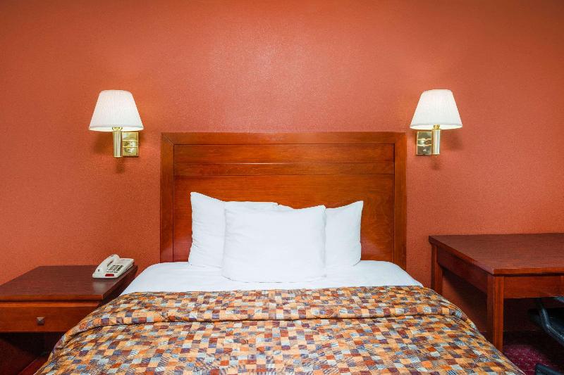 Days Inn by Wyndham St Robert Waynesville image