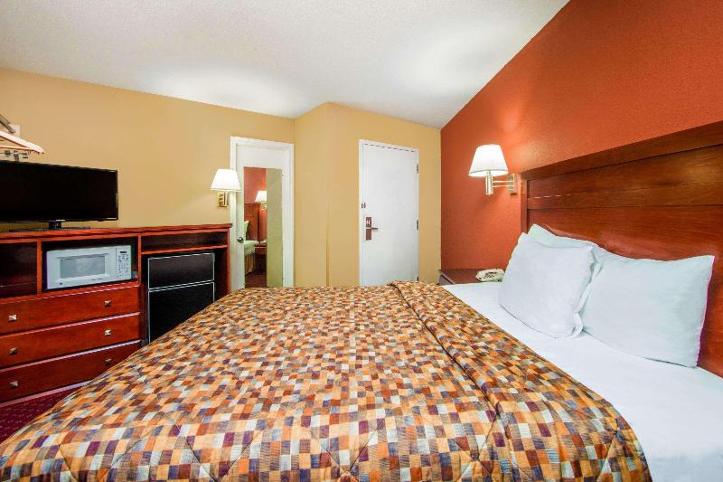 Days Inn by Wyndham St Robert Waynesville image