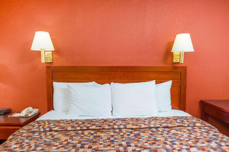 Days Inn by Wyndham St Robert Waynesville image