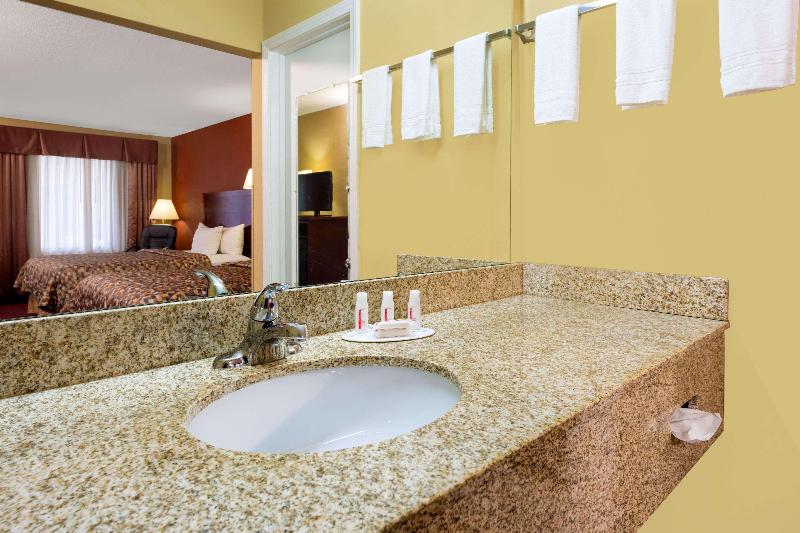 Days Inn by Wyndham St Robert Waynesville image
