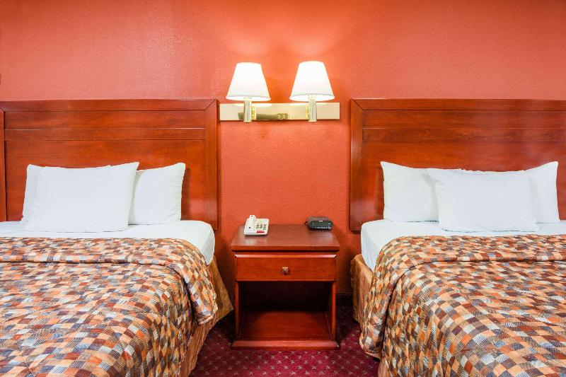 Days Inn by Wyndham St Robert Waynesville image
