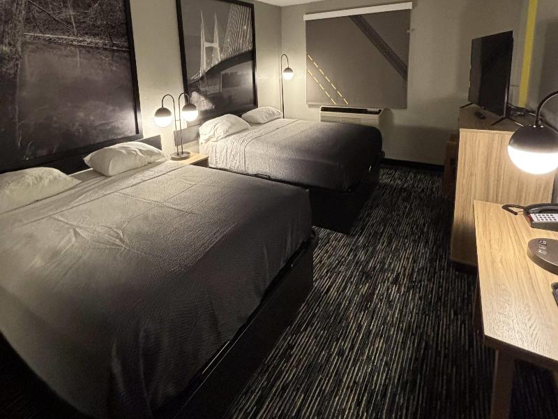 Super 8 By Wyndham Springfield North I-44 image