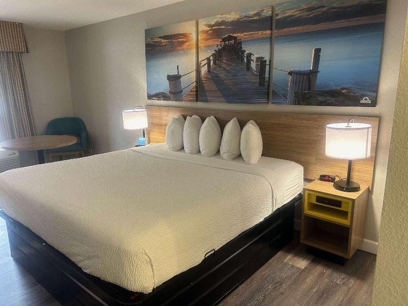 Days Inn By Wyndham Port Charlotte image